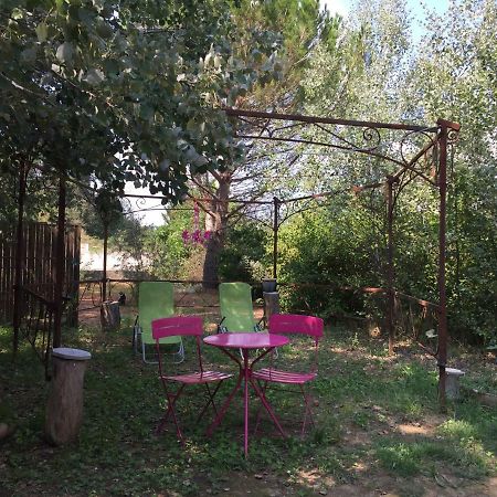 Hôtel Roulotte aux Peupliers à La Tour-dʼAigues Extérieur photo